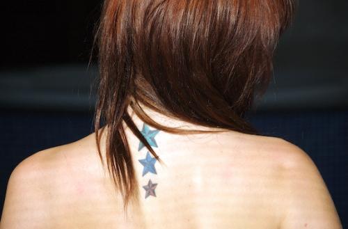 Modèle tatouage étoiles nuque