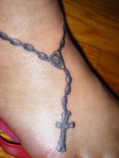 Modèle de tatouage de rosaire et croix sur le pied