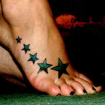Modèle de tatouage d'étoiles sur le pied