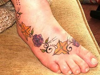 Modèle de tatouage de fleur et feuilles sur le pied