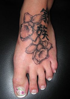 Modèle de tatouage de fleurs japonaises sur le pied