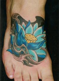 Modèle de tatouage de fleur de lotus sur le pied