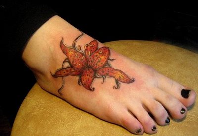 Modèle de tatouage de fleur rouge sur le pied