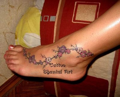 Modèle de tatouage de fleurs sur le pied