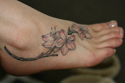 Modèle de tatouage de fleurs sur le pied