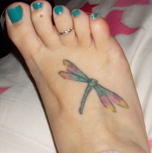 Modèle de tatouage de libellule sur le pied