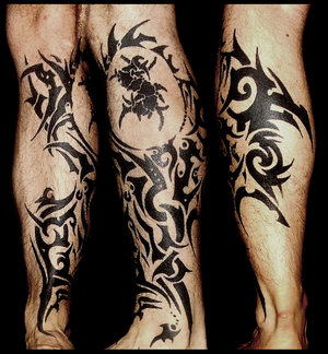 Modèle de tatouage tribal pour homme sur le pied