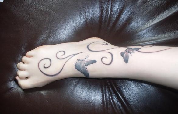 Modèle de tatouage de papillons sur le pied
