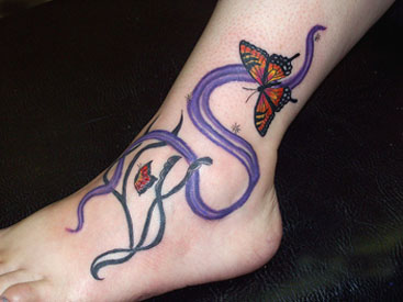 Modèle de tatouage de papillons sur le pied