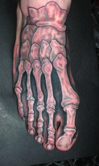 Modèle de tatouage insolite sur le pied