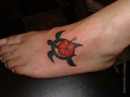Modèle de tatouage de tortue sur le pied