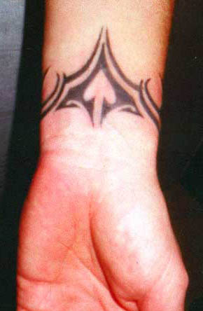 Modèle tatouage poignet bracelet tribal