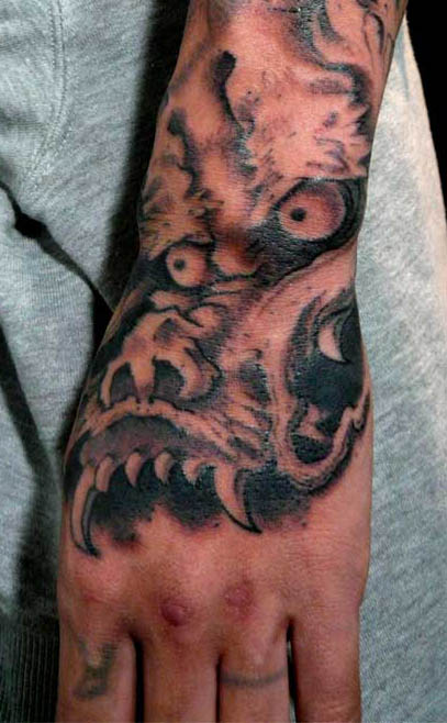 Modèle tatouage poignet dragon