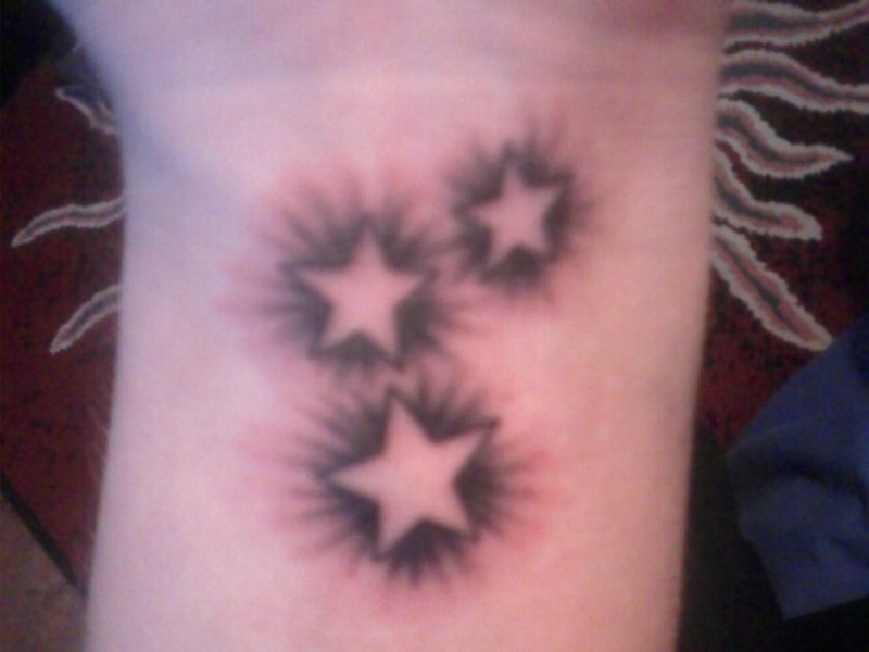 Modèle tatouage poignet étoiles filantes