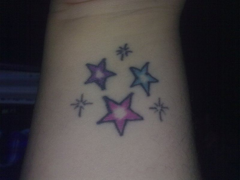 Modèle tatouage poignet étoiles