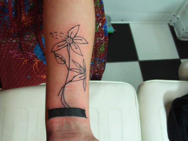 Modèle tatouage poignet de fleur tracé fin