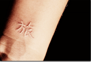 Modèle tatouage poignet symbole encre blanche