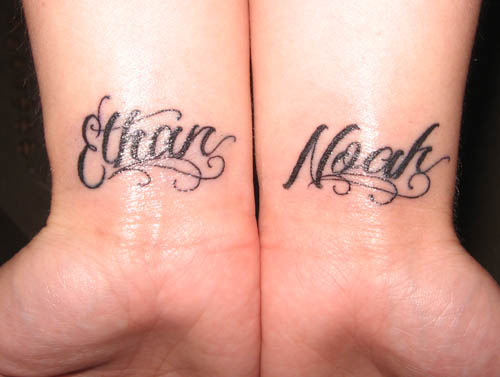 Modèle tatouage poignet lettres prénoms