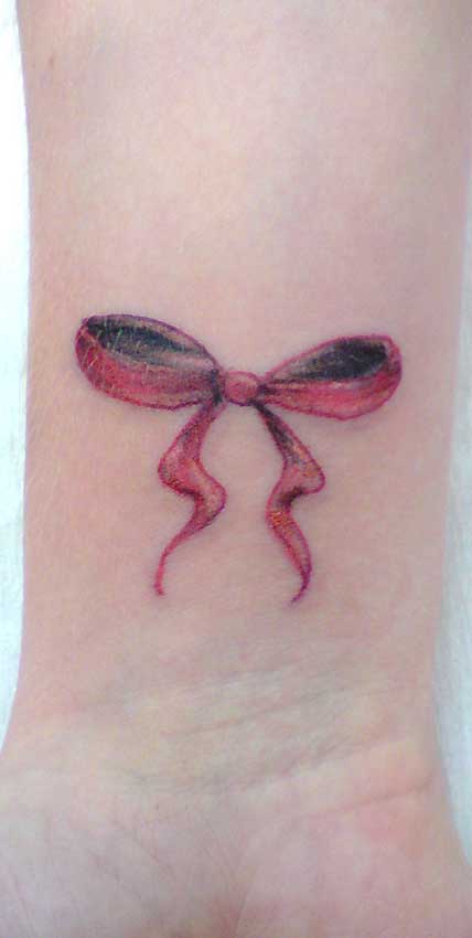 Modèle tatouage poignet noeud ruban rouge