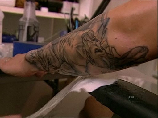Détail du tatouage sur le bras de Wentworth Miller