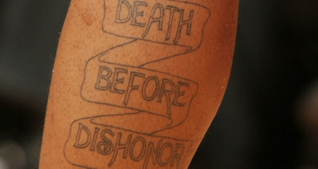Tatouage death before dishonor de JR Smith