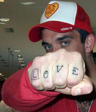 Tatouage love phalanges Robbie Williams