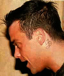 Tatouage derrière l'oreille Robbie Williams