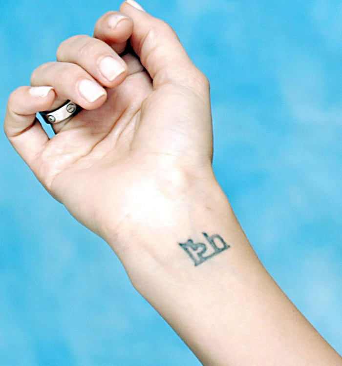 Tatouage en sanscrit au poignet Jessica Alba