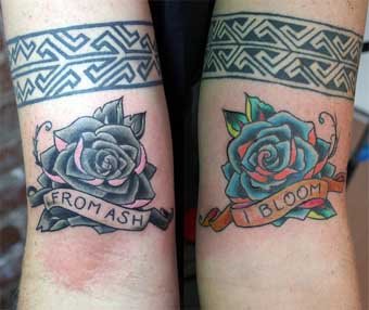 Modèle de tatouage de rose old school bleue