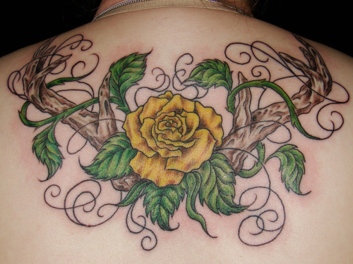 Modèle de tatouage de rose jaune