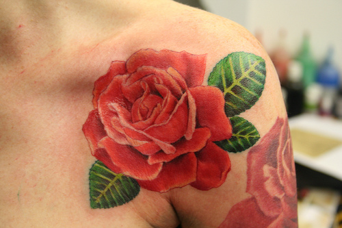 Modèle de tatouage de rose rouge réaliste