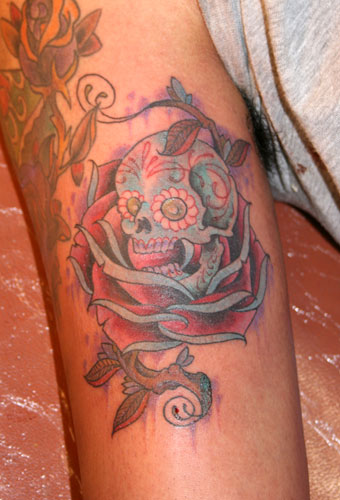 Modèle de tatouage de rose old school avec tete de mort