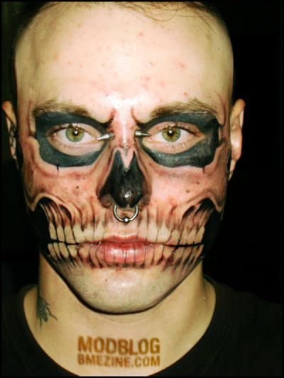 Modèle tatouage tête de mort extrême insolite
