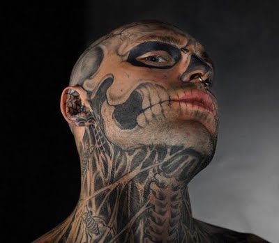 Modèle tatouage tête de mort extrême insolite