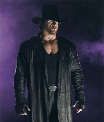 L'undertaker entre sur le ring