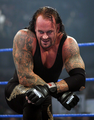 L'undertaker expose ses tattoos sur le ring