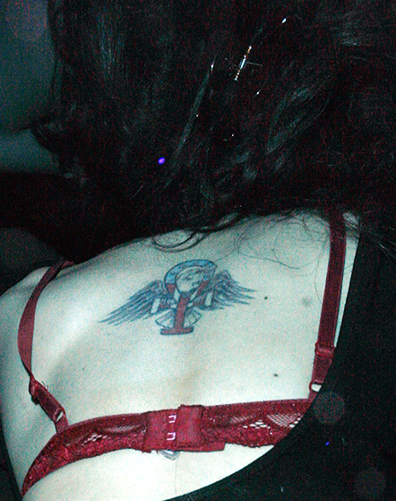 Tatouage d'Amy Winehouse dans le dos : ankh égyptienne