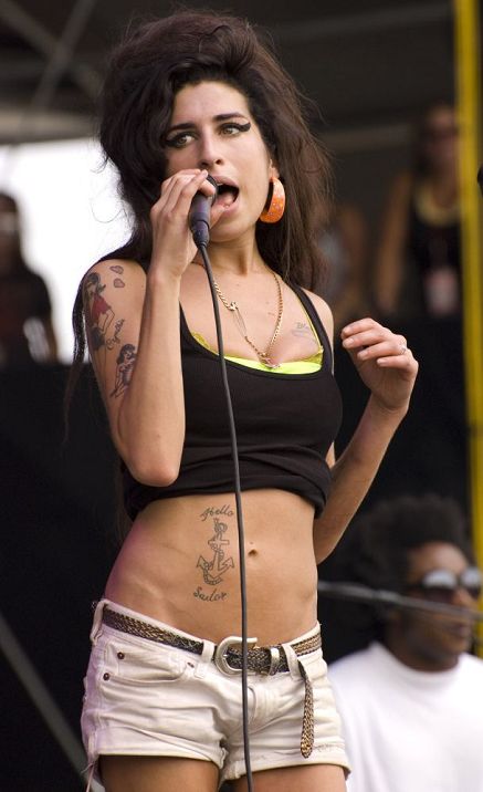 Tatouage d'Amy Winehouse sur le ventre