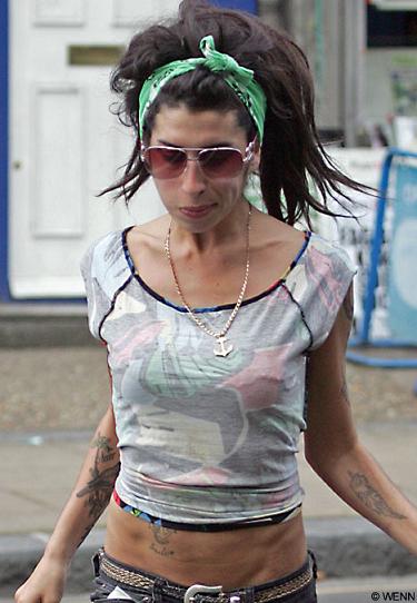 Tatouage Amy Winehouse sur le ventre : ancre marine