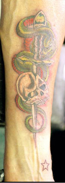 Tatouage poignard serpent et crane de Johnny Hallyday