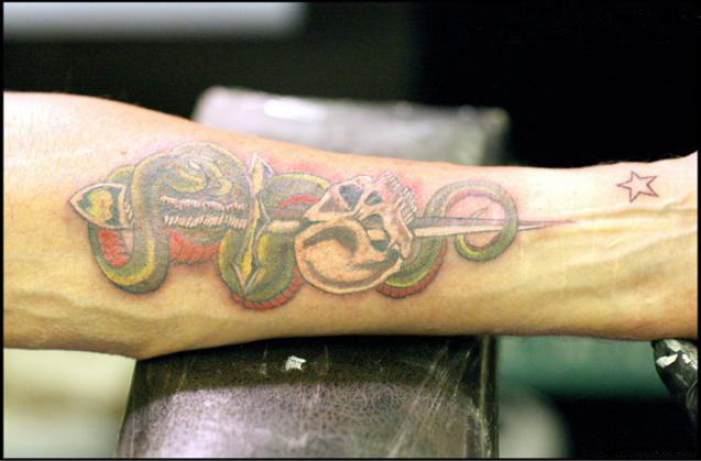 Tatouage poignard serpent et crane de Johnny Hallyday