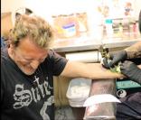 Tatouage bras de Johnny Hallyday en cours