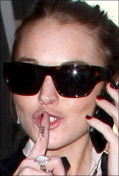 Tatouage doigt shhh Lindsay Lohan