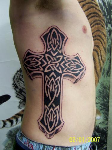 Modèle de tatouage de croix celtique