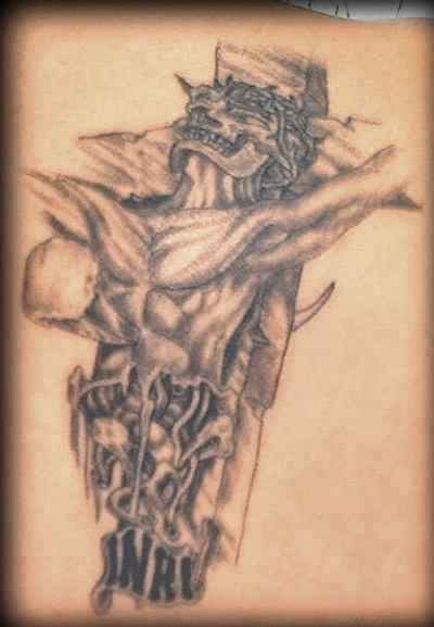 Modèle de tatouage de crucifix gore