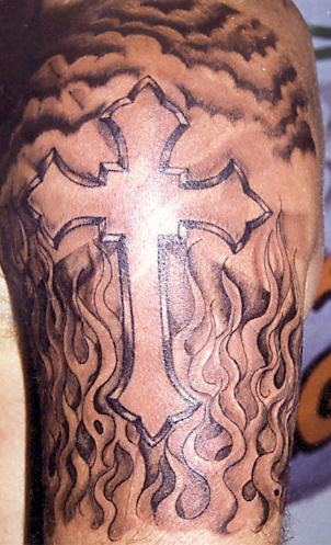 Modèle de tatouage de croix gothique en flammes