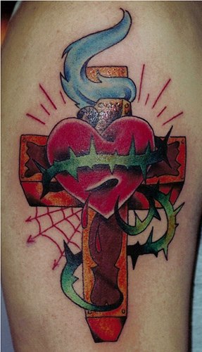 Modèle de tatouage de croix old scool et coeur