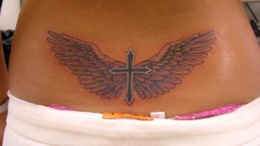 Modèle de tatouage de croix avec des ailes pour femme