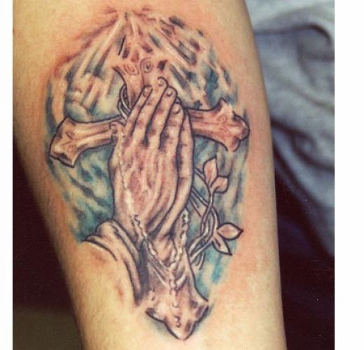 Modèle de tatouage de croix avec mains jointes