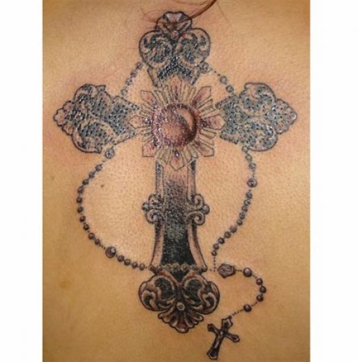 Modèle de tatouage de croix avec rosaire
